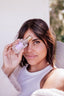 Frau mit 4711 Acqua Colonia Freesia & Musk in der Hand