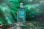 4711 Acqua Colonia Refreshing Lagoons of Laos Flakon vor grünen Pflanzen