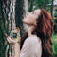 Frau hält 4711 Acqua Colonia Intense Wakening Woods of Scandinavia Flakon in Hand