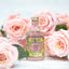 4711 Floral Collection Rose steht vor Rosen