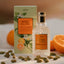 4711 Acqua Colonia Mandarine & Cardamom mit Flakon und Faltschachtel stehend in Kardamom Kapseln und Mandarinen